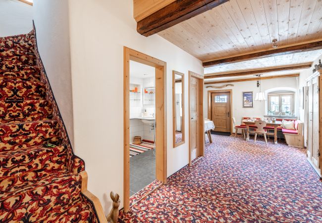 Ferienwohnung in Tarasp - Suot Chastè Tarasp - Authentisches Engadiner Haus mit 6.5-Zimmer am Fusse des Schloss Tarasp Ferienwohnung in Tarasp - Suot Chastè Tarasp - Authentisches Engadiner Haus mit 6.5-Zimmer am Fusse des Schloss Tarasp