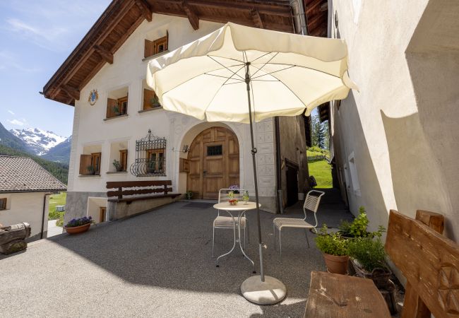 Ferienwohnung in Tarasp - Suot Chastè Tarasp - Authentisches Engadiner Haus mit 6.5-Zimmer am Fusse des Schloss Tarasp Ferienwohnung in Tarasp - Suot Chastè Tarasp - Authentisches Engadiner Haus mit 6.5-Zimmer am Fusse des Schloss Tarasp