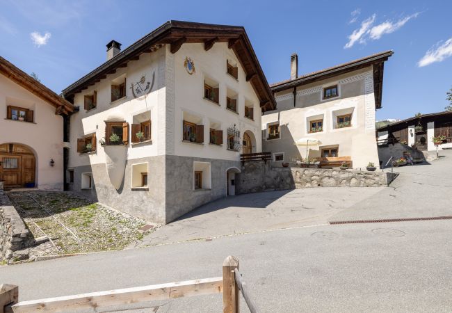 Ferienwohnung in Tarasp - Suot Chastè Tarasp - Authentisches Engadiner Haus mit 6.5-Zimmer am Fusse des Schloss Tarasp Ferienwohnung in Tarasp - Suot Chastè Tarasp - Authentisches Engadiner Haus mit 6.5-Zimmer am Fusse des Schloss Tarasp
