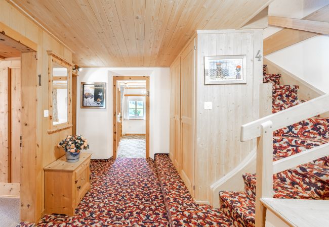Ferienwohnung in Tarasp - Suot Chastè Tarasp - Authentisches Engadiner Haus mit 6.5-Zimmer am Fusse des Schloss Tarasp Ferienwohnung in Tarasp - Suot Chastè Tarasp - Authentisches Engadiner Haus mit 6.5-Zimmer am Fusse des Schloss Tarasp