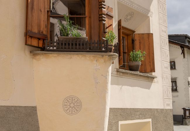 Ferienwohnung in Tarasp - Suot Chastè Tarasp - Authentisches Engadiner Haus mit 6.5-Zimmer am Fusse des Schloss Tarasp Ferienwohnung in Tarasp - Suot Chastè Tarasp - Authentisches Engadiner Haus mit 6.5-Zimmer am Fusse des Schloss Tarasp