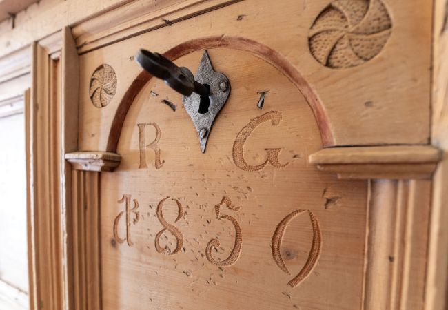 Ferienwohnung in Tarasp - Suot Chastè Tarasp - Authentisches Engadiner Haus mit 6.5-Zimmer am Fusse des Schloss Tarasp Ferienwohnung in Tarasp - Suot Chastè Tarasp - Authentisches Engadiner Haus mit 6.5-Zimmer am Fusse des Schloss Tarasp