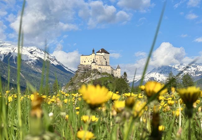 Ferienwohnung in Tarasp - Suot Chastè Tarasp - Authentisches Engadiner Haus mit 6.5-Zimmer am Fusse des Schloss Tarasp Ferienwohnung in Tarasp - Suot Chastè Tarasp - Authentisches Engadiner Haus mit 6.5-Zimmer am Fusse des Schloss Tarasp