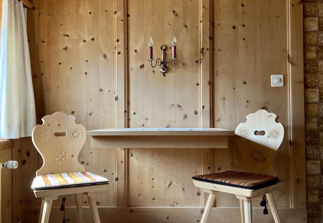 Ferienwohnung in Tarasp - Suot Chastè Tarasp - Authentisches Engadiner Haus mit 6.5-Zimmer am Fusse des Schloss Tarasp Ferienwohnung in Tarasp - Suot Chastè Tarasp - Authentisches Engadiner Haus mit 6.5-Zimmer am Fusse des Schloss Tarasp