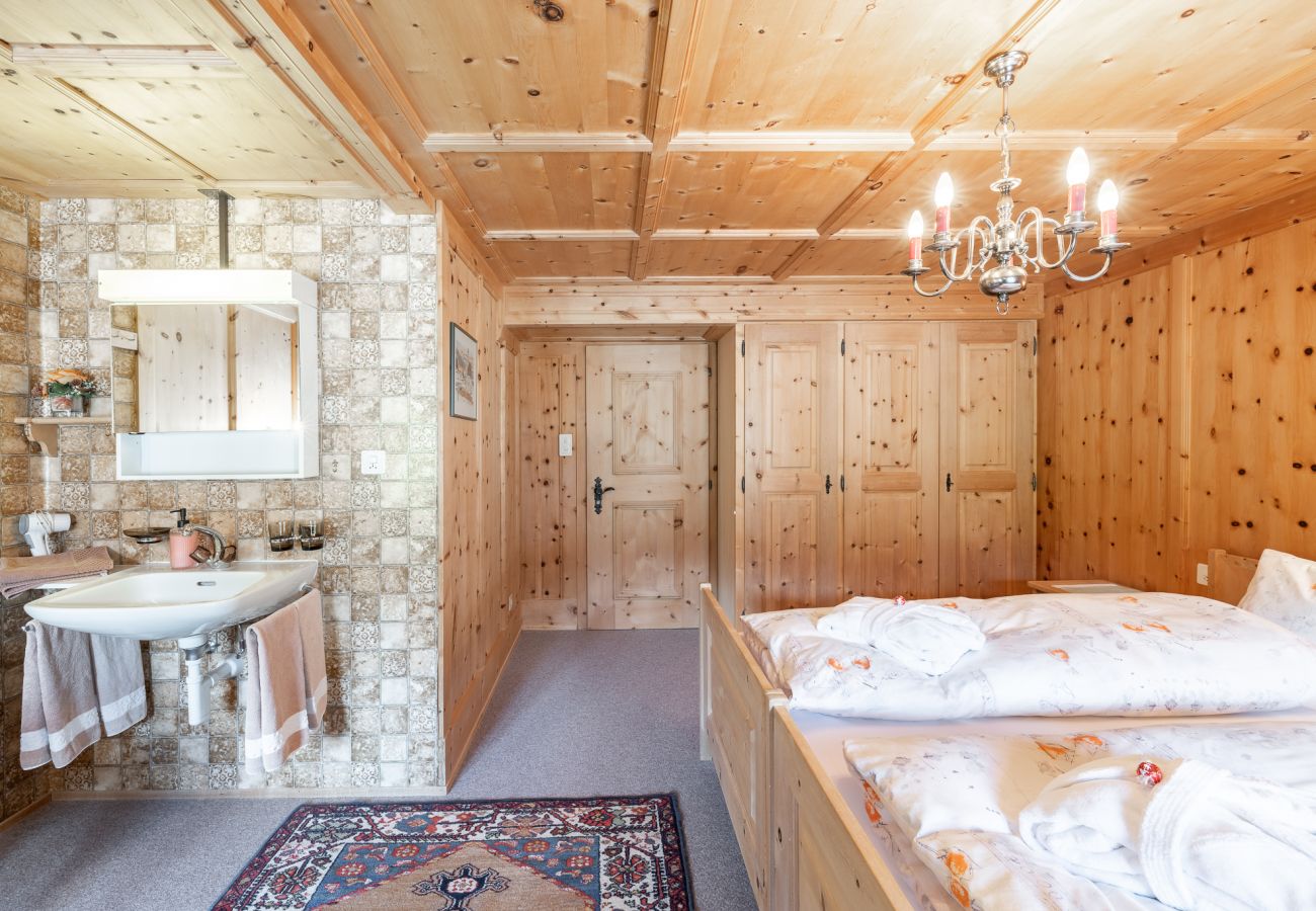 Ferienwohnung in Tarasp - Suot Chastè Tarasp - Authentisches Engadiner Haus mit 6.5-Zimmer am Fusse des Schloss Tarasp