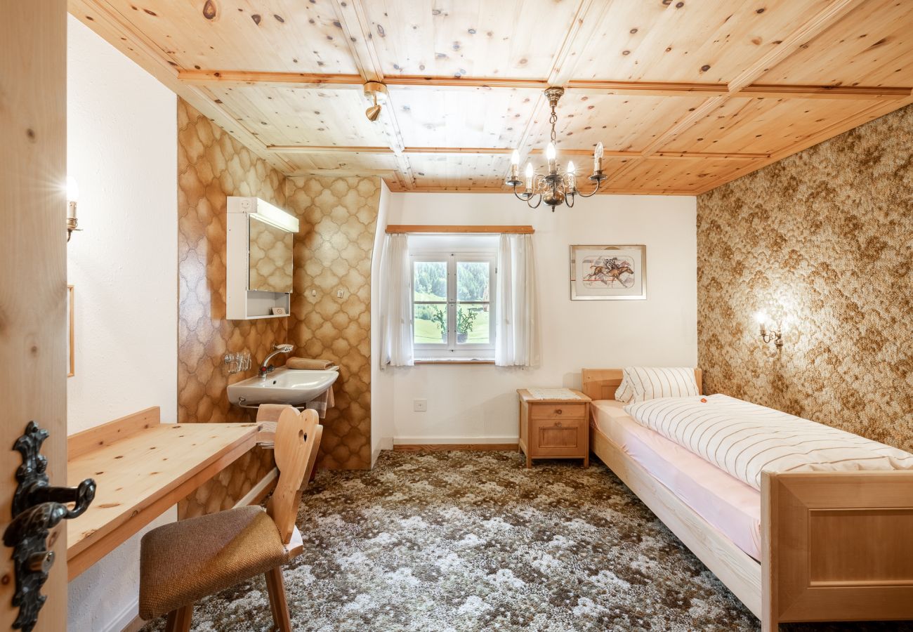 Ferienwohnung in Tarasp - Suot Chastè Tarasp - Authentisches Engadiner Haus mit 6.5-Zimmer am Fusse des Schloss Tarasp