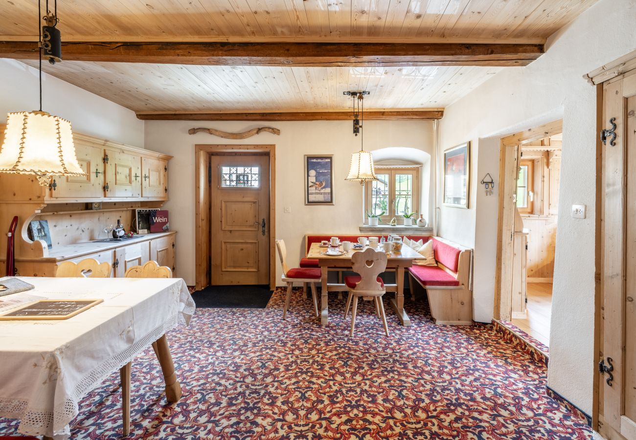 Ferienwohnung in Tarasp - Suot Chastè Tarasp - Authentisches Engadiner Haus mit 6.5-Zimmer am Fusse des Schloss Tarasp