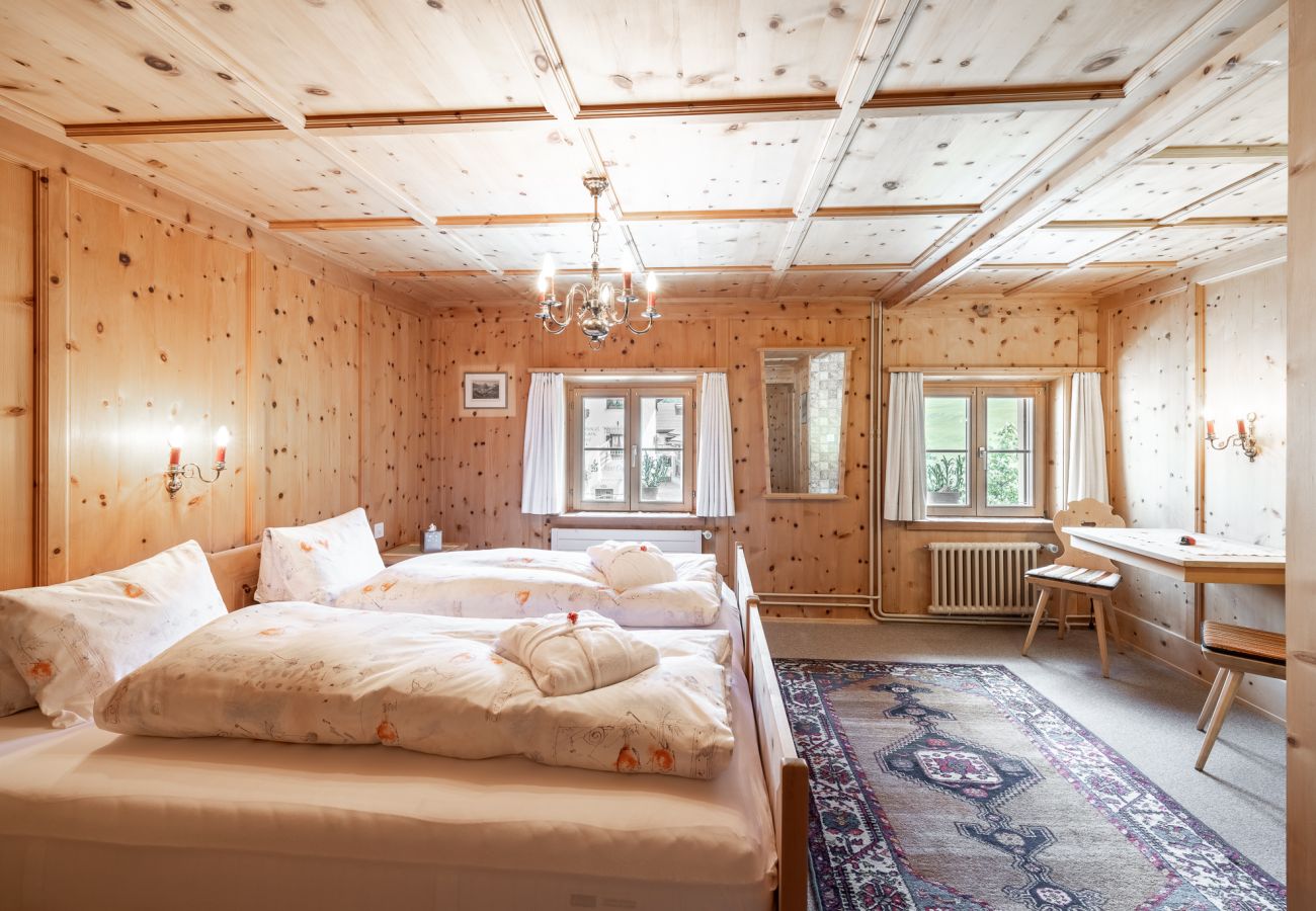 Ferienwohnung in Tarasp - Suot Chastè Tarasp - Authentisches Engadiner Haus mit 6.5-Zimmer am Fusse des Schloss Tarasp