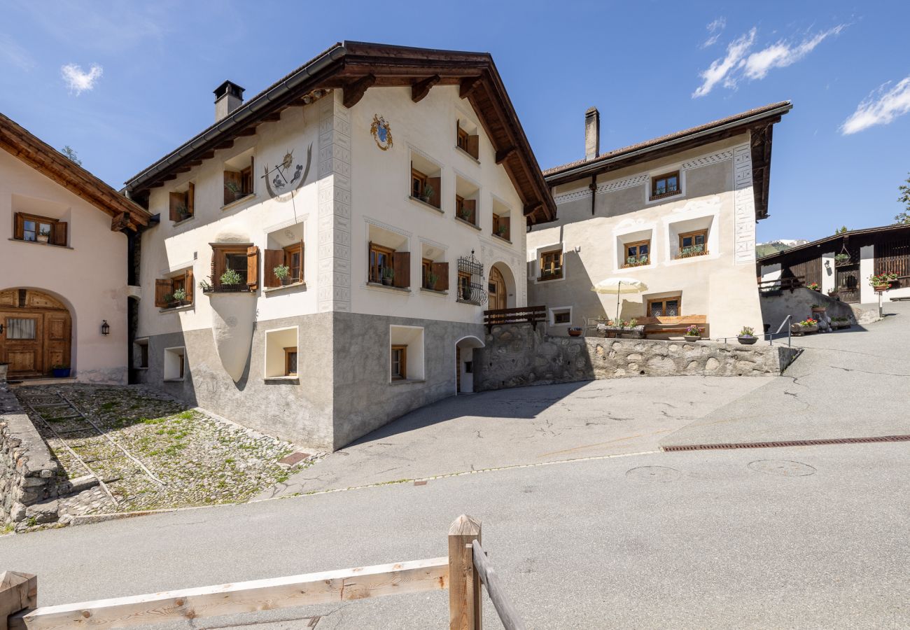 Ferienwohnung in Tarasp - Suot Chastè Tarasp - Authentisches Engadiner Haus mit 6.5-Zimmer am Fusse des Schloss Tarasp