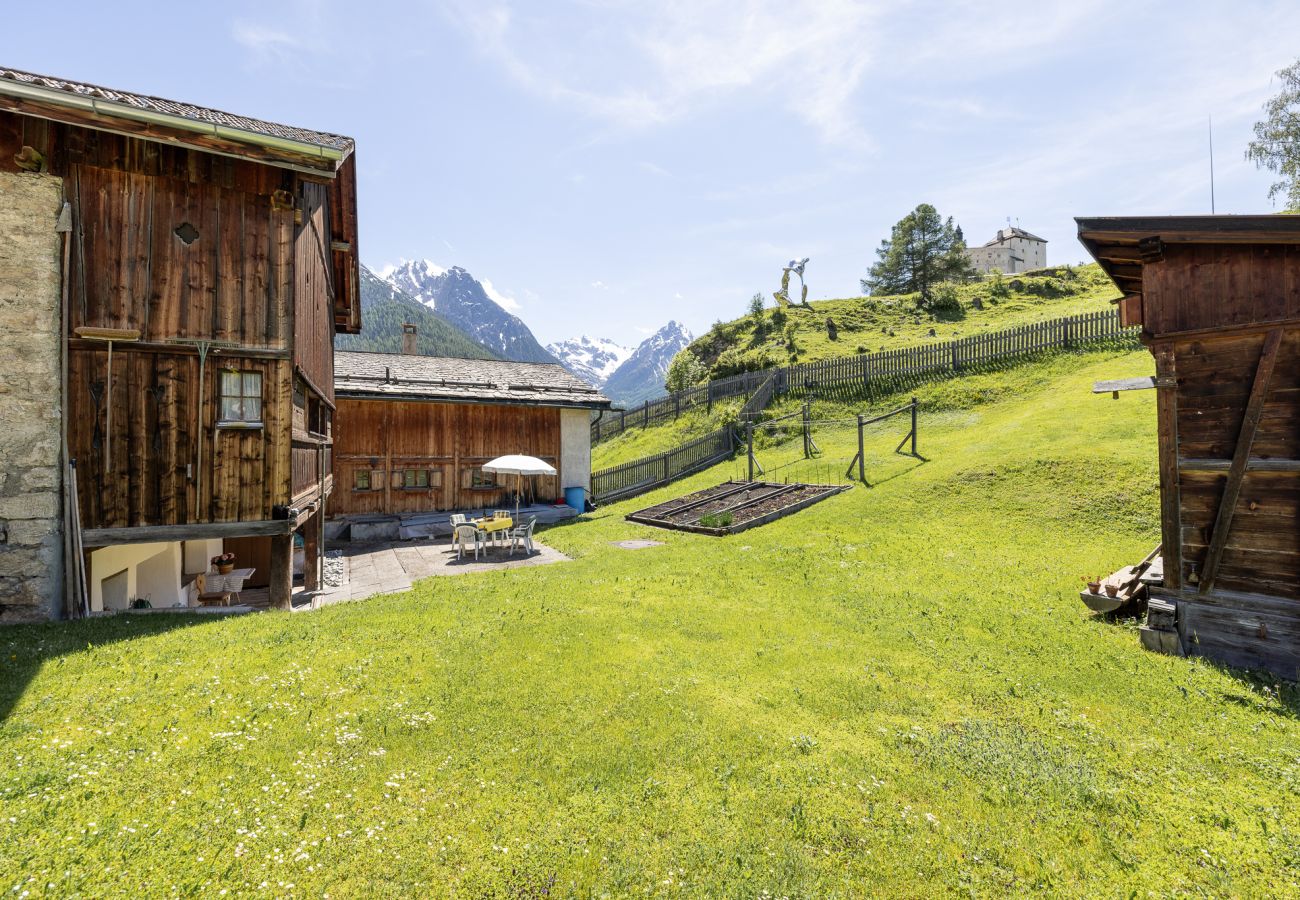 Ferienwohnung in Tarasp - Suot Chastè Tarasp - Authentisches Engadiner Haus mit 6.5-Zimmer am Fusse des Schloss Tarasp