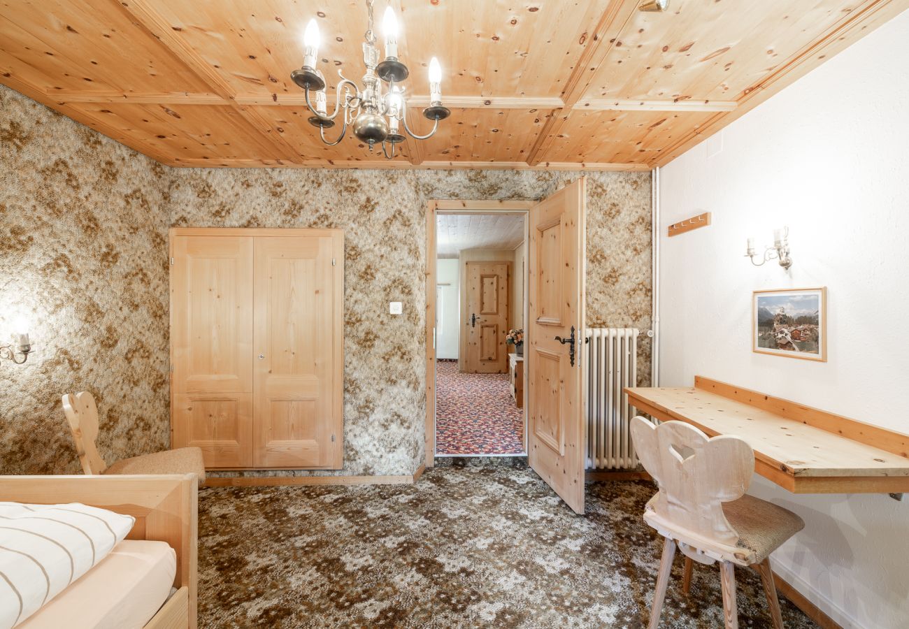 Ferienwohnung in Tarasp - Suot Chastè Tarasp - Authentisches Engadiner Haus mit 6.5-Zimmer am Fusse des Schloss Tarasp