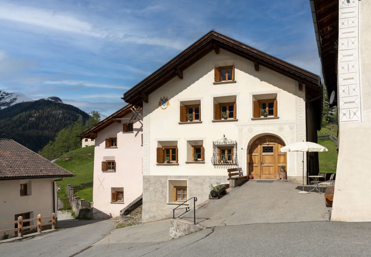 Ferienwohnung in Tarasp - Suot Chastè Tarasp - Authentisches Engadiner Haus mit 6.5-Zimmer am Fusse des Schloss Tarasp