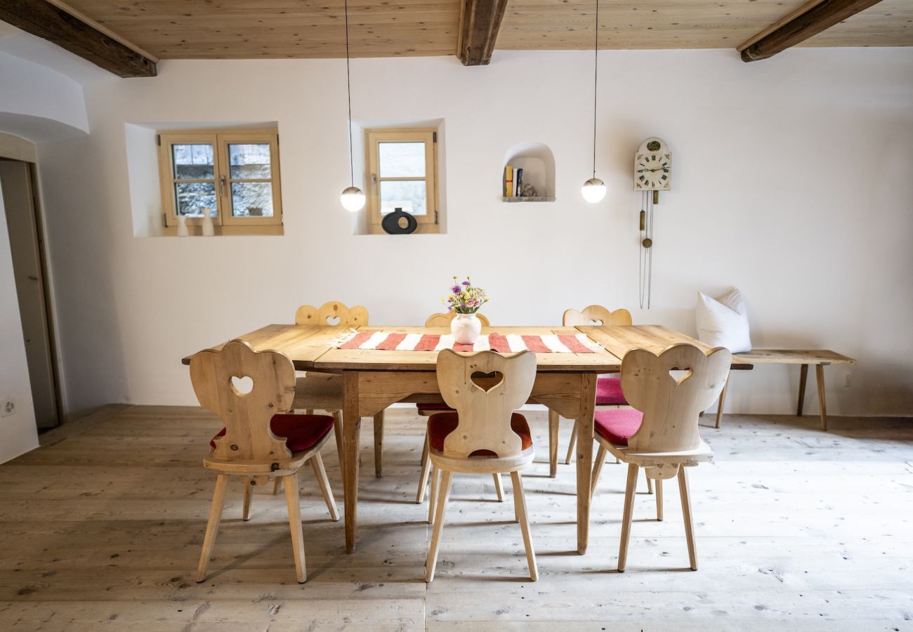Ferienwohnung in Tarasp - Suot Chastè Tarasp - Authentisches Engadiner Haus mit 6.5-Zimmer am Fusse des Schloss Tarasp