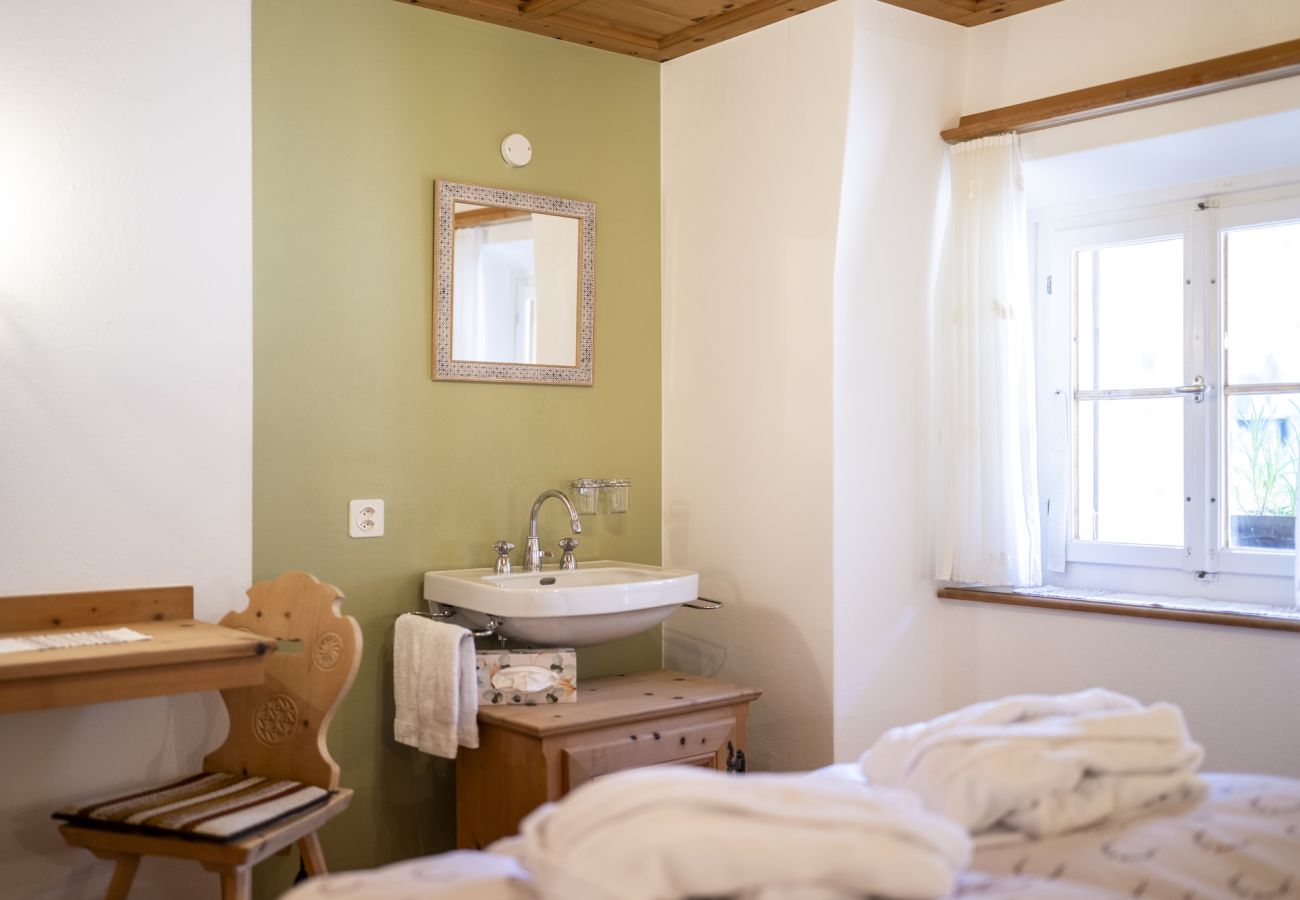 Ferienwohnung in Tarasp - Suot Chastè Tarasp - Authentisches Engadiner Haus mit 6.5-Zimmer am Fusse des Schloss Tarasp