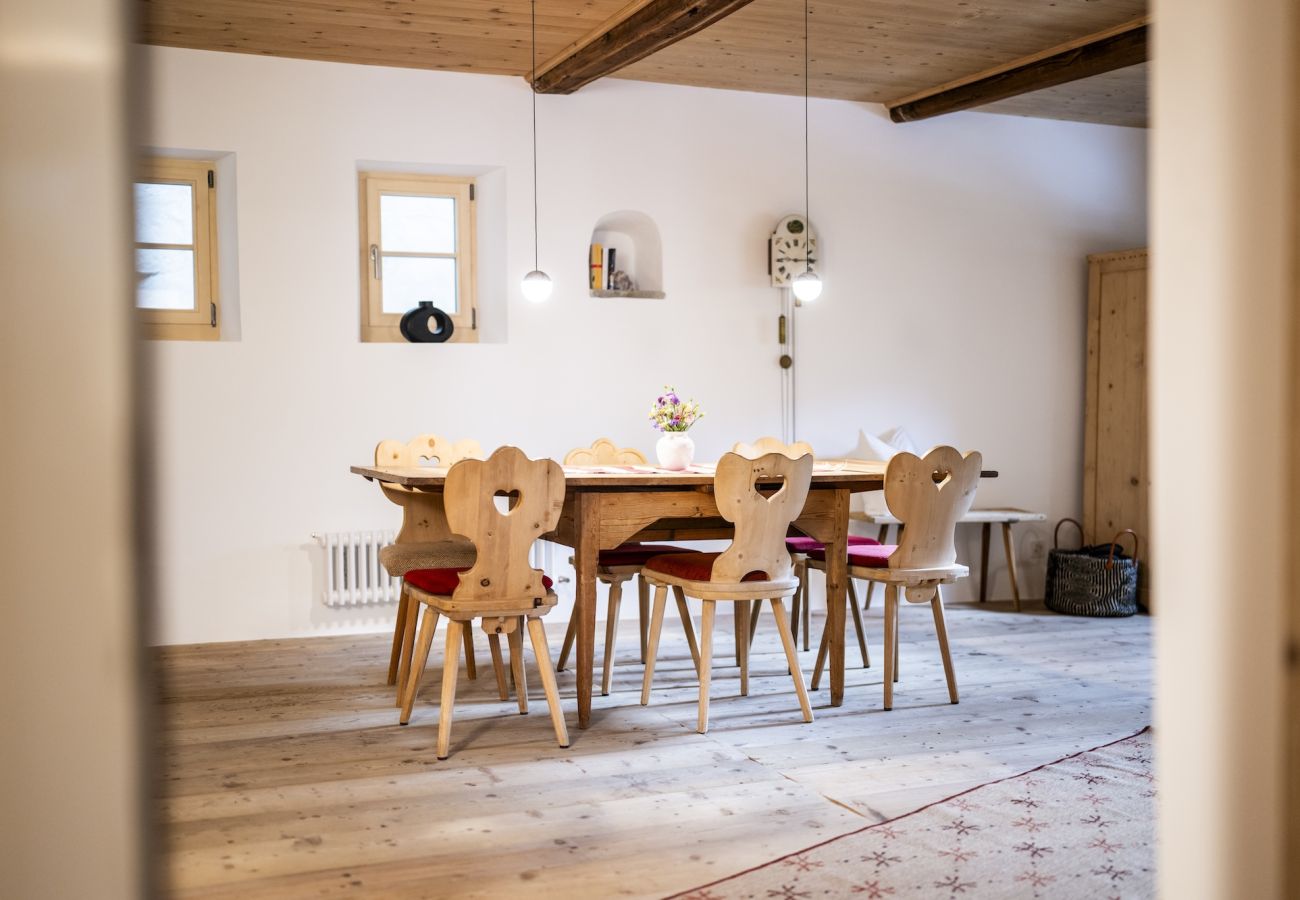 Ferienwohnung in Tarasp - Suot Chastè Tarasp - Authentisches Engadiner Haus mit 6.5-Zimmer am Fusse des Schloss Tarasp