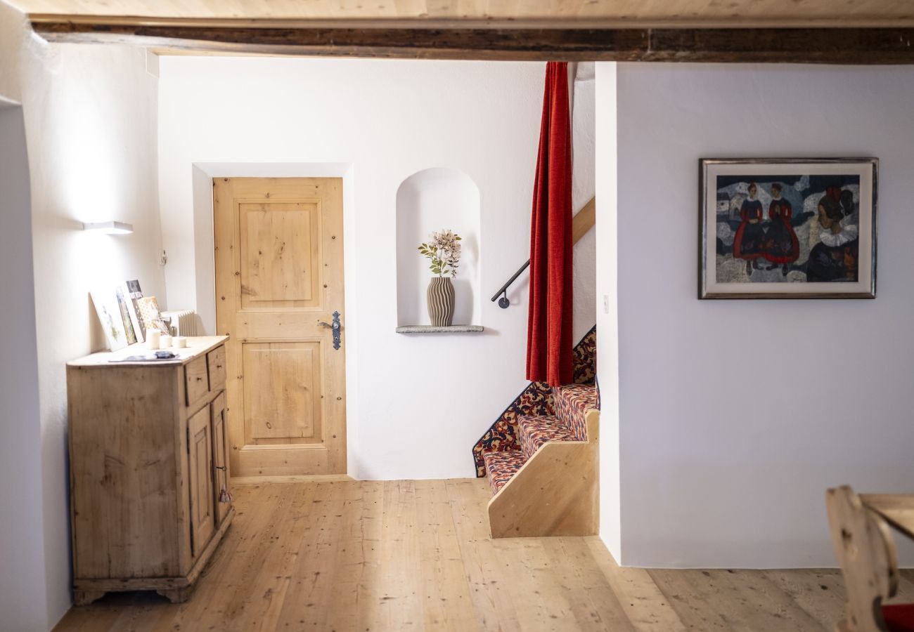 Ferienwohnung in Tarasp - Suot Chastè Tarasp - Authentisches Engadiner Haus mit 6.5-Zimmer am Fusse des Schloss Tarasp