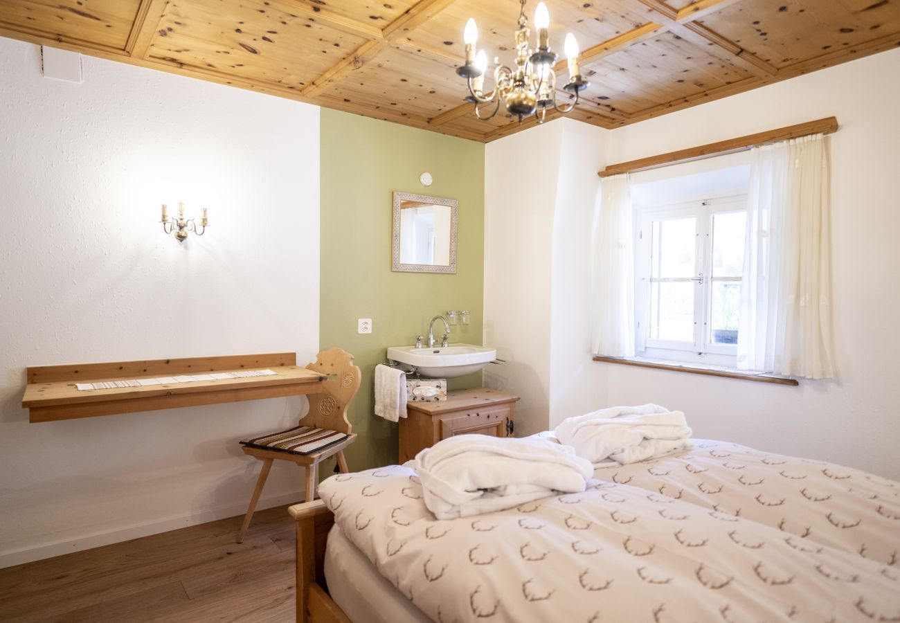 Ferienwohnung in Tarasp - Suot Chastè Tarasp - Authentisches Engadiner Haus mit 6.5-Zimmer am Fusse des Schloss Tarasp