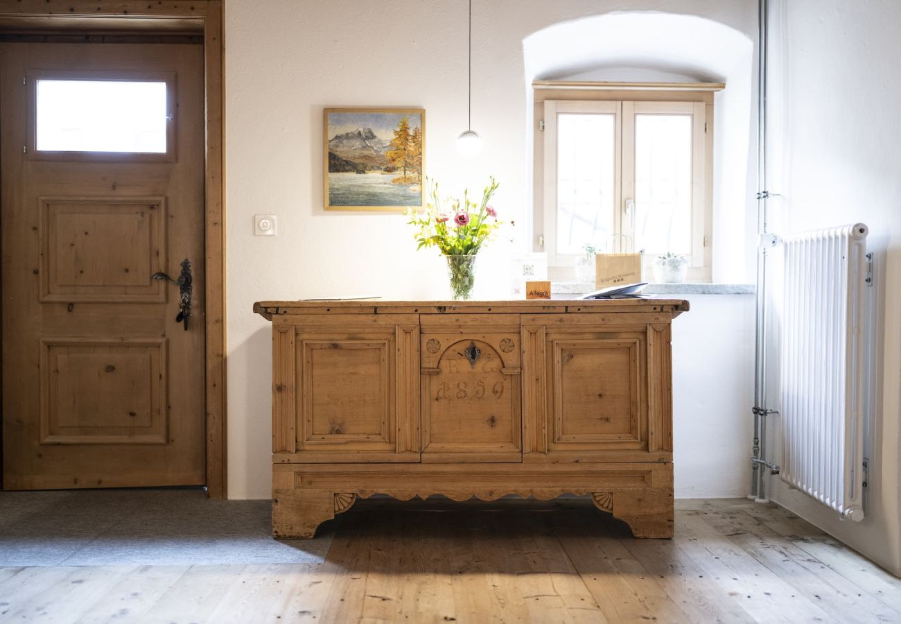 Ferienwohnung in Tarasp - Suot Chastè Tarasp - Authentisches Engadiner Haus mit 6.5-Zimmer am Fusse des Schloss Tarasp