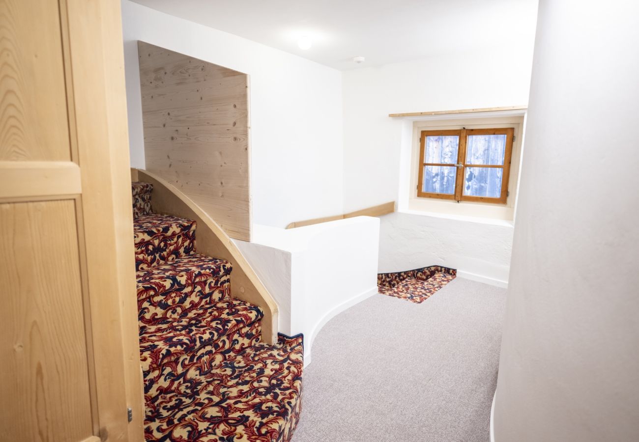 Ferienwohnung in Tarasp - Suot Chastè Tarasp - Authentisches Engadiner Haus mit 6.5-Zimmer am Fusse des Schloss Tarasp