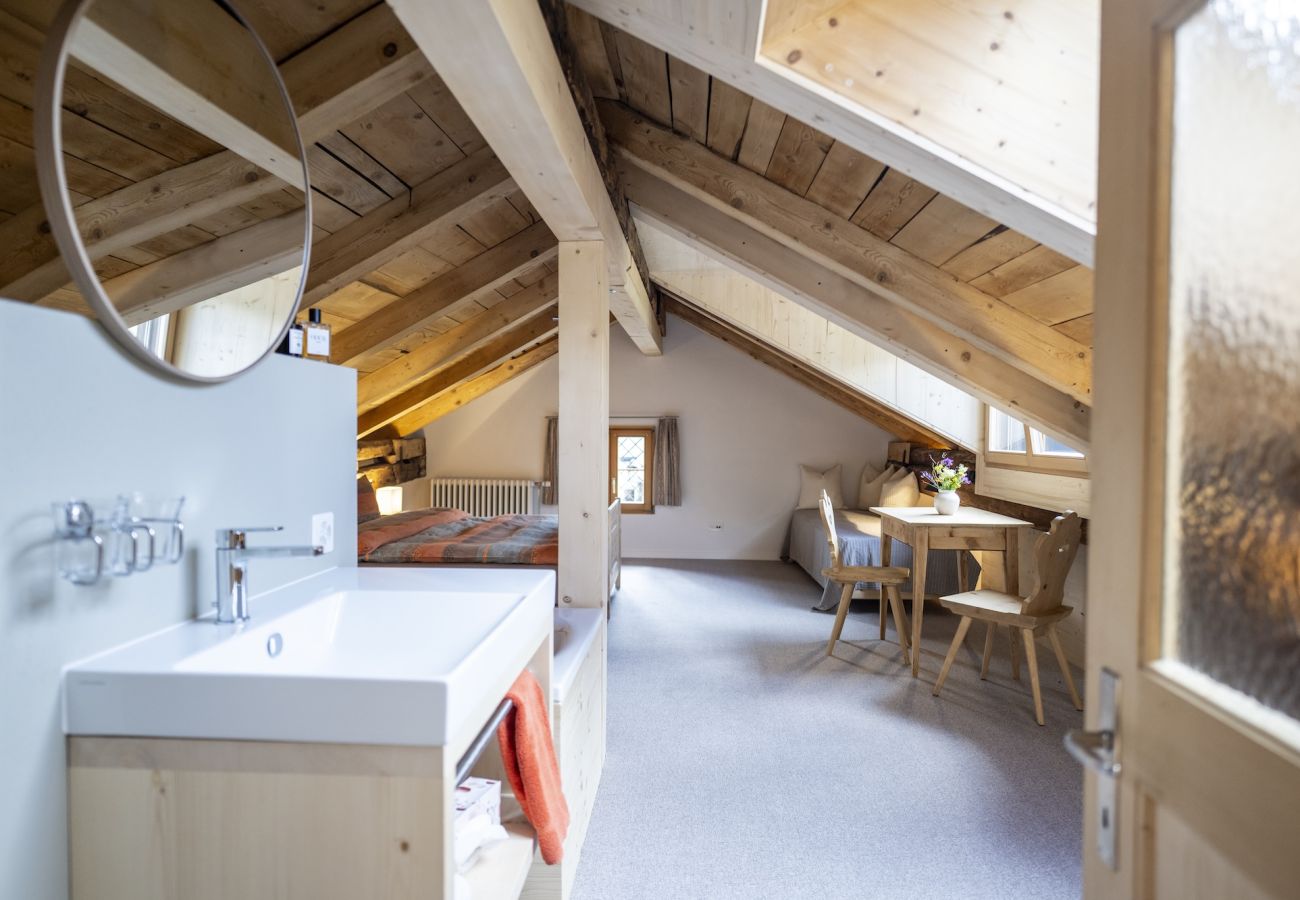 Ferienwohnung in Tarasp - Suot Chastè Tarasp - Authentisches Engadiner Haus mit 6.5-Zimmer am Fusse des Schloss Tarasp