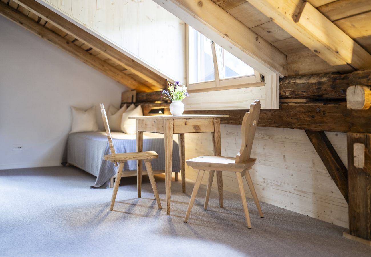 Ferienwohnung in Tarasp - Suot Chastè Tarasp - Authentisches Engadiner Haus mit 6.5-Zimmer am Fusse des Schloss Tarasp