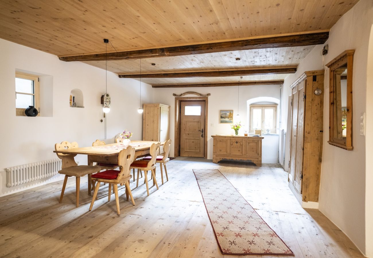 Ferienwohnung in Tarasp - Suot Chastè Tarasp - Authentisches Engadiner Haus mit 6.5-Zimmer am Fusse des Schloss Tarasp