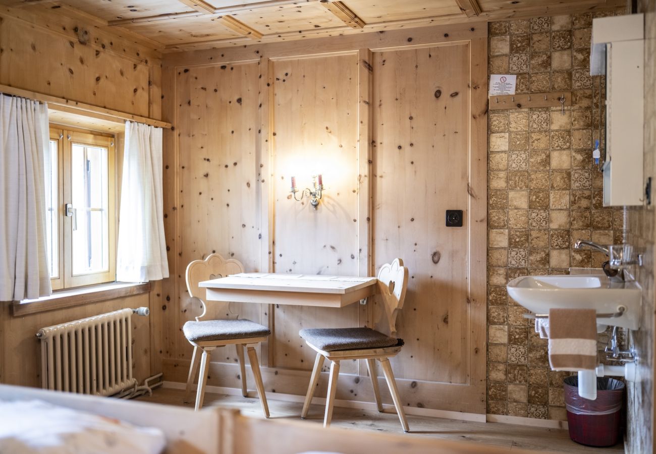 Ferienwohnung in Tarasp - Suot Chastè Tarasp - Authentisches Engadiner Haus mit 6.5-Zimmer am Fusse des Schloss Tarasp