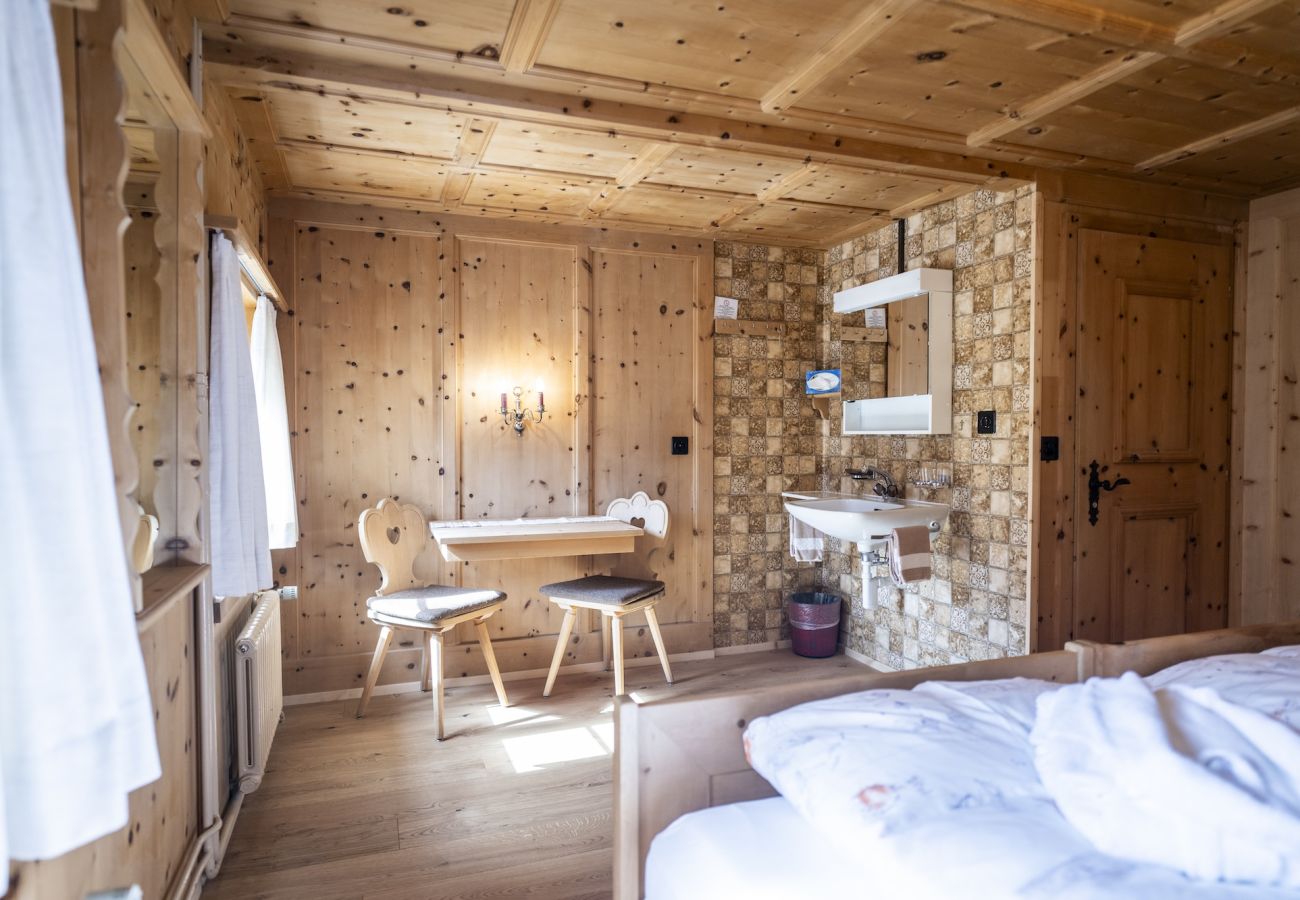 Ferienwohnung in Tarasp - Suot Chastè Tarasp - Authentisches Engadiner Haus mit 6.5-Zimmer am Fusse des Schloss Tarasp
