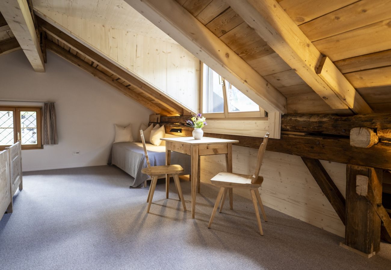Ferienwohnung in Tarasp - Suot Chastè Tarasp - Authentisches Engadiner Haus mit 6.5-Zimmer am Fusse des Schloss Tarasp