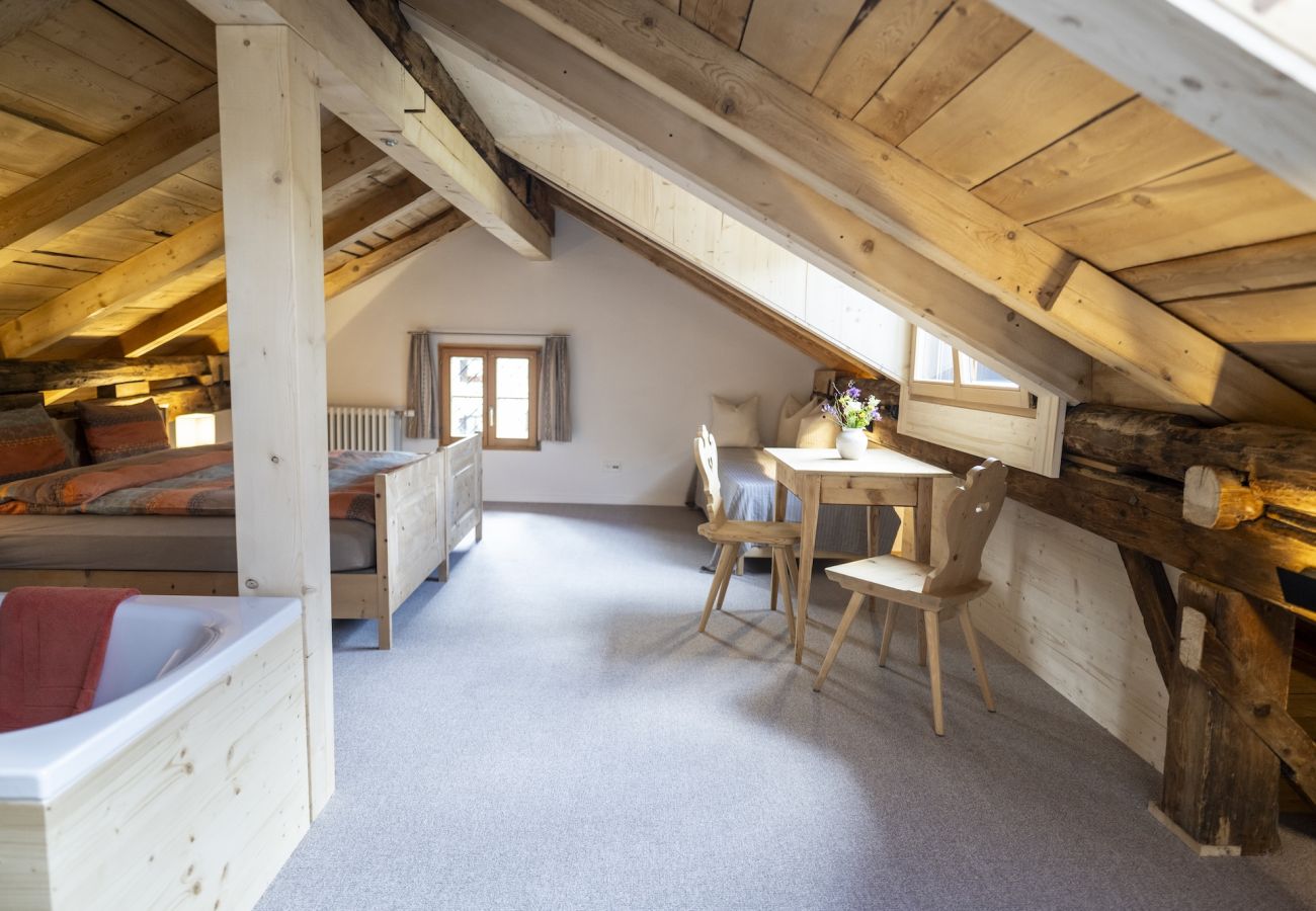 Ferienwohnung in Tarasp - Suot Chastè Tarasp - Authentisches Engadiner Haus mit 6.5-Zimmer am Fusse des Schloss Tarasp