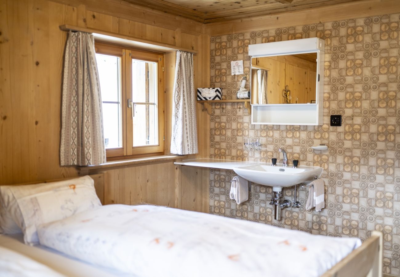Ferienwohnung in Tarasp - Suot Chastè Tarasp - Authentisches Engadiner Haus mit 6.5-Zimmer am Fusse des Schloss Tarasp