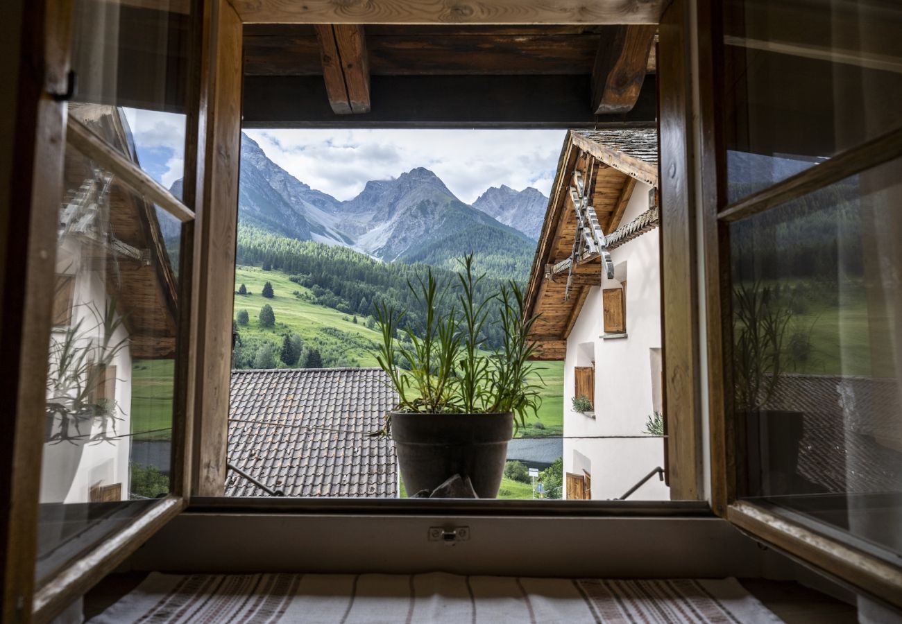 Ferienwohnung in Tarasp - Suot Chastè Tarasp - Authentisches Engadiner Haus mit 6.5-Zimmer am Fusse des Schloss Tarasp