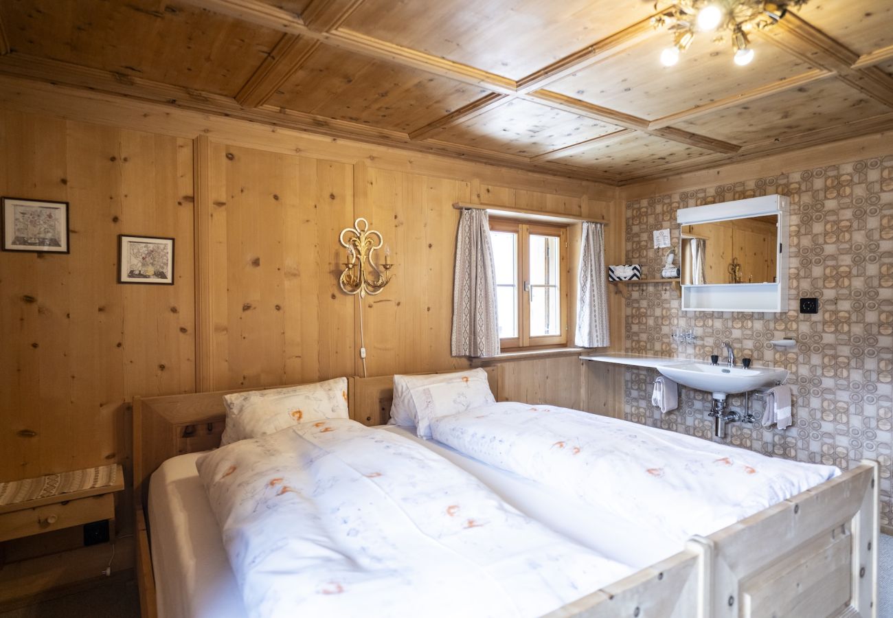 Ferienwohnung in Tarasp - Suot Chastè Tarasp - Authentisches Engadiner Haus mit 6.5-Zimmer am Fusse des Schloss Tarasp