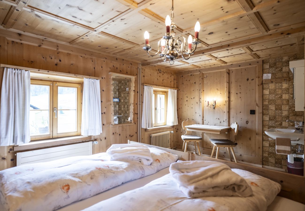 Ferienwohnung in Tarasp - Suot Chastè Tarasp - Authentisches Engadiner Haus mit 6.5-Zimmer am Fusse des Schloss Tarasp