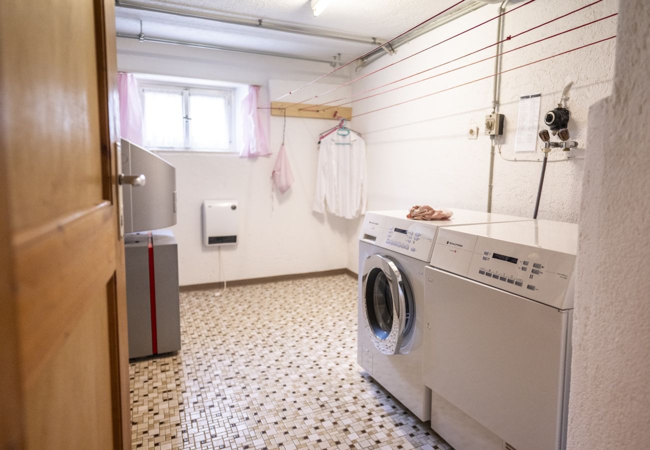 Ferienwohnung in Tarasp - Suot Chastè Tarasp - Authentisches Engadiner Haus mit 6.5-Zimmer am Fusse des Schloss Tarasp