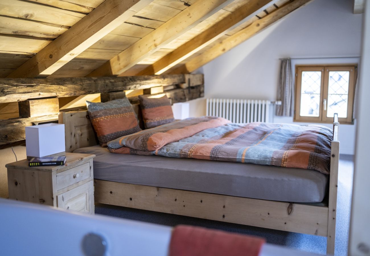 Ferienwohnung in Tarasp - Suot Chastè Tarasp - Authentisches Engadiner Haus mit 6.5-Zimmer am Fusse des Schloss Tarasp
