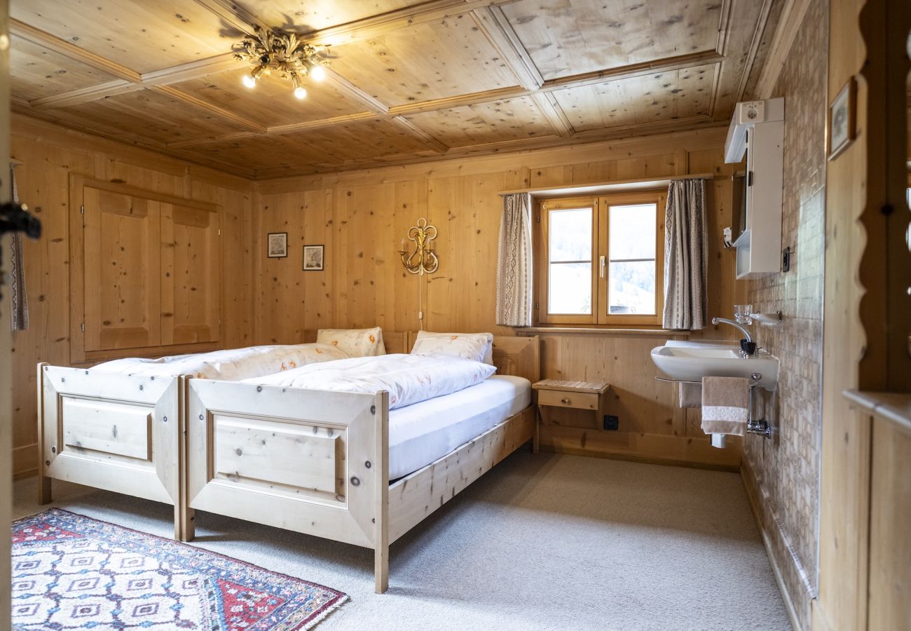 Ferienwohnung in Tarasp - Suot Chastè Tarasp - Authentisches Engadiner Haus mit 6.5-Zimmer am Fusse des Schloss Tarasp