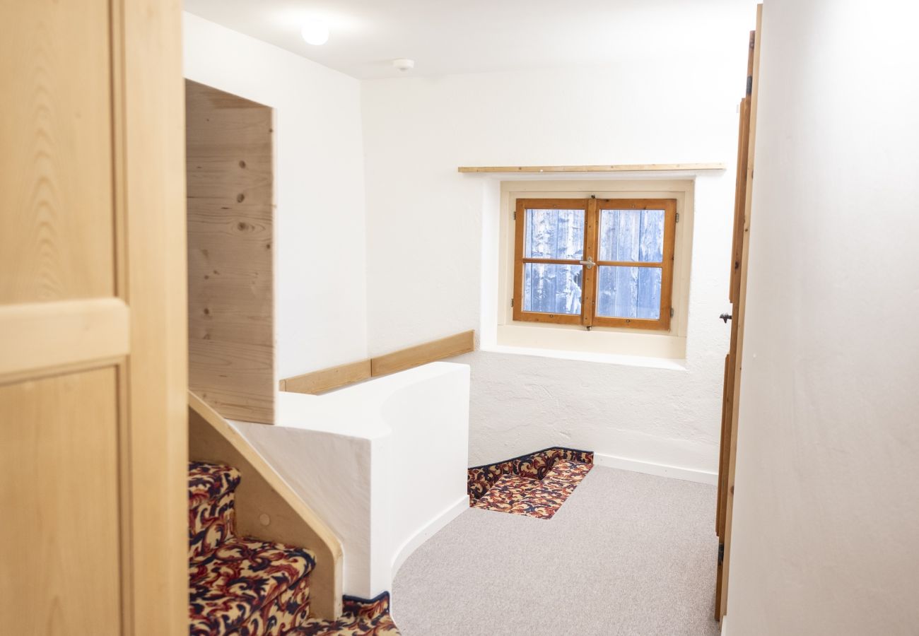 Ferienwohnung in Tarasp - Suot Chastè Tarasp - Authentisches Engadiner Haus mit 6.5-Zimmer am Fusse des Schloss Tarasp