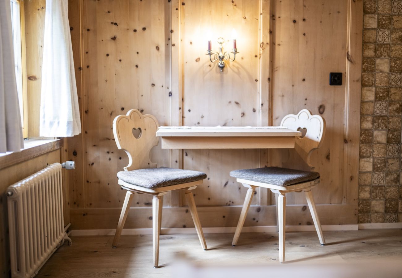 Ferienwohnung in Tarasp - Suot Chastè Tarasp - Authentisches Engadiner Haus mit 6.5-Zimmer am Fusse des Schloss Tarasp