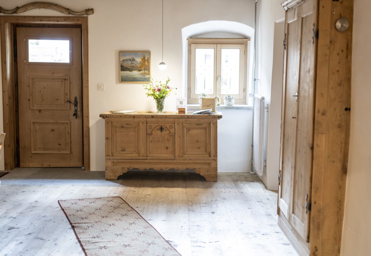 Ferienwohnung in Tarasp - Suot Chastè Tarasp - Authentisches Engadiner Haus mit 6.5-Zimmer am Fusse des Schloss Tarasp