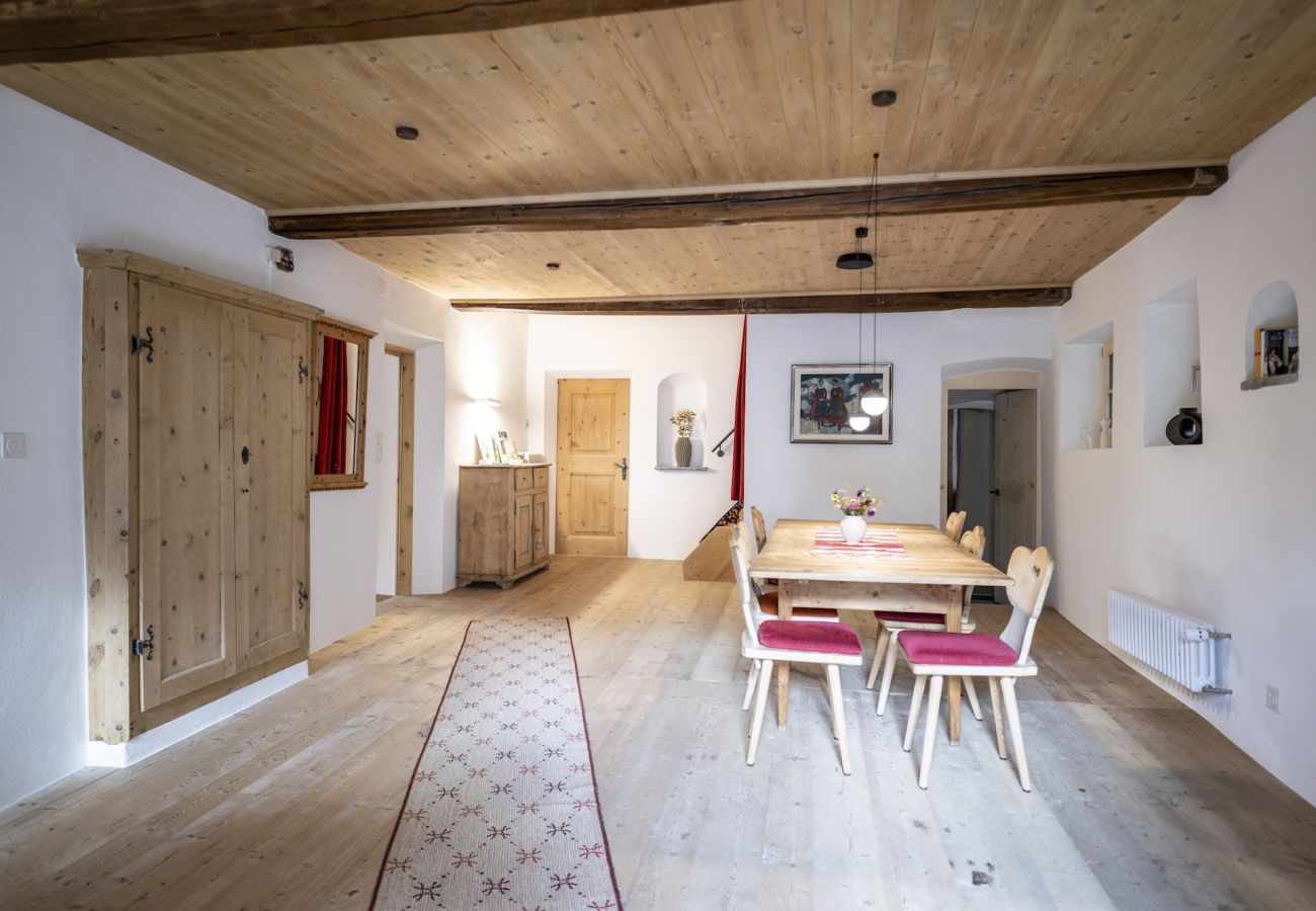 Ferienwohnung in Tarasp - Suot Chastè Tarasp - Authentisches Engadiner Haus mit 6.5-Zimmer am Fusse des Schloss Tarasp