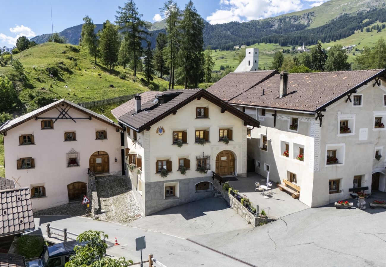 Ferienwohnung in Tarasp - Suot Chastè Tarasp - Authentisches Engadiner Haus mit 6.5-Zimmer am Fusse des Schloss Tarasp
