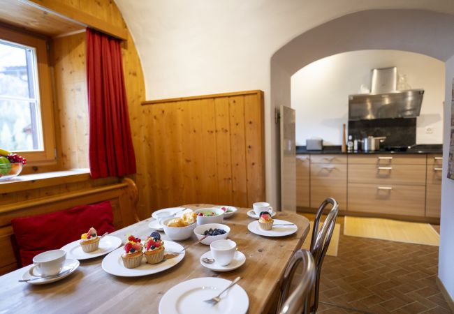 Ferienhaus in Scuol - San Geer Sains: Charmantes 5.5-Zimmer-Haus im alten Dorfteil von Scuol Ferienhaus in Scuol - San Geer Sains: Charmantes 5.5-Zimmer-Haus im alten Dorfteil von Scuol