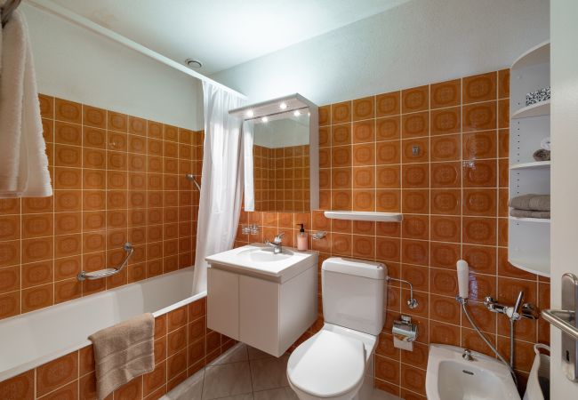 Ferienwohnung in Scuol - Brentschpark Nr. 73: Grosszügige und helle 3.5-Zimmerwohnung im ruhig gelegenem Brentschpark Ferienwohnung in Scuol - Brentschpark Nr. 73: Grosszügige und helle 3.5-Zimmerwohnung im ruhig gelegenem Brentschpark