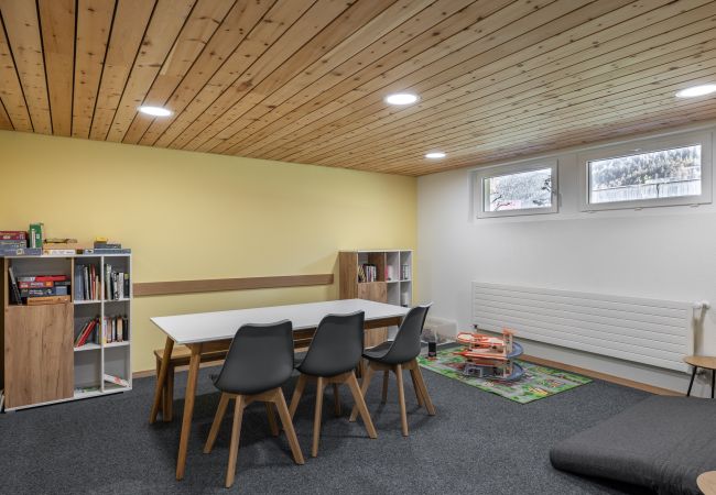 Ferienwohnung in Scuol - Brentschpark Nr. 73: Grosszügige und helle 3.5-Zimmerwohnung im ruhig gelegenem Brentschpark Ferienwohnung in Scuol - Brentschpark Nr. 73: Grosszügige und helle 3.5-Zimmerwohnung im ruhig gelegenem Brentschpark