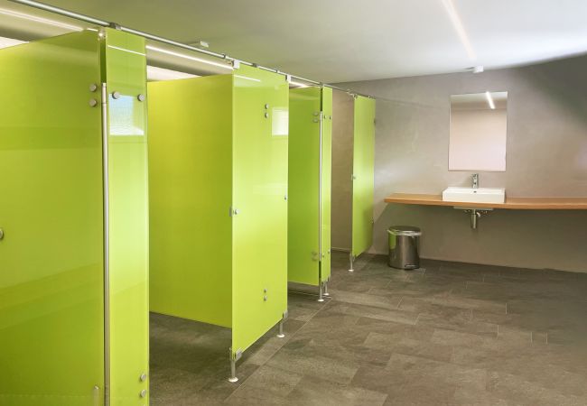 Ferienwohnung in Scuol - Brentschpark Nr. 73: Grosszügige und helle 3.5-Zimmerwohnung im ruhig gelegenem Brentschpark Ferienwohnung in Scuol - Brentschpark Nr. 73: Grosszügige und helle 3.5-Zimmerwohnung im ruhig gelegenem Brentschpark