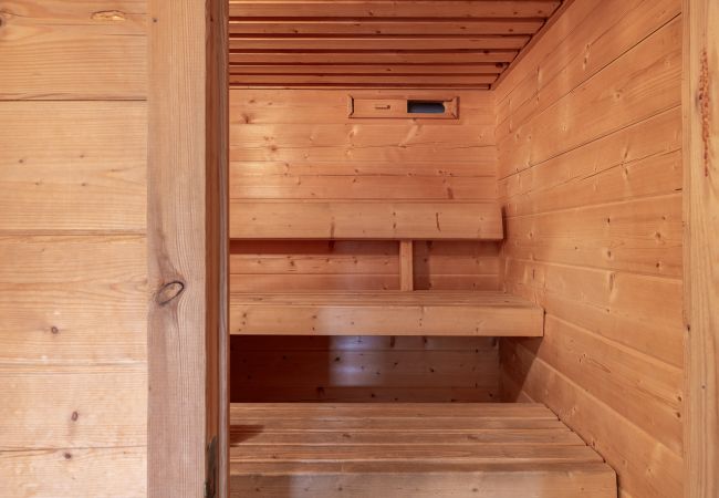 Ferienwohnung in Vnà - Chasa Moffa: Grosszügige 5.5-Zimmer Wohnung in Vnà mit Panoramaaussicht und eigener Sauna Ferienwohnung in Vnà - Chasa Moffa: Grosszügige 5.5-Zimmer Wohnung in Vnà mit Panoramaaussicht und eigener Sauna