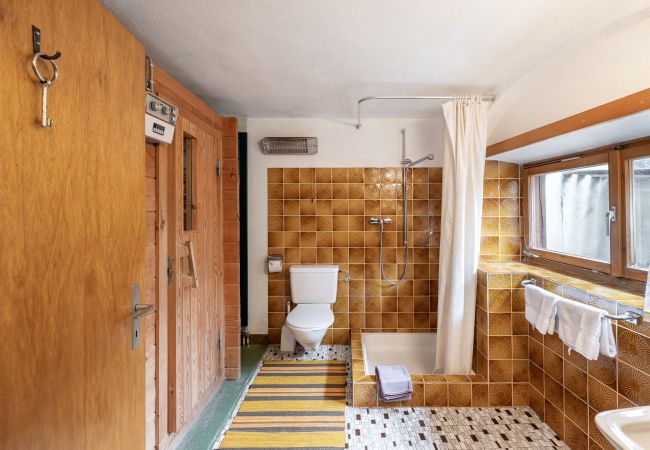 Ferienwohnung in Vnà - Chasa Moffa: Grosszügige 5.5-Zimmer Wohnung in Vnà mit Panoramaaussicht und eigener Sauna Ferienwohnung in Vnà - Chasa Moffa: Grosszügige 5.5-Zimmer Wohnung in Vnà mit Panoramaaussicht und eigener Sauna