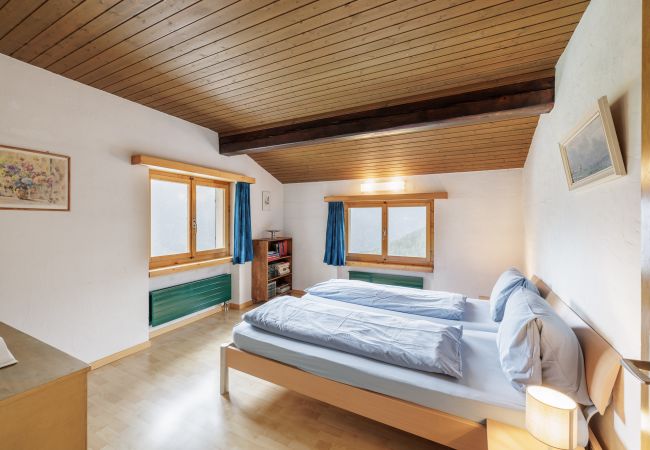 Ferienwohnung in Vnà - Chasa Moffa: Grosszügige 5.5-Zimmer Wohnung in Vnà mit Panoramaaussicht und eigener Sauna Ferienwohnung in Vnà - Chasa Moffa: Grosszügige 5.5-Zimmer Wohnung in Vnà mit Panoramaaussicht und eigener Sauna