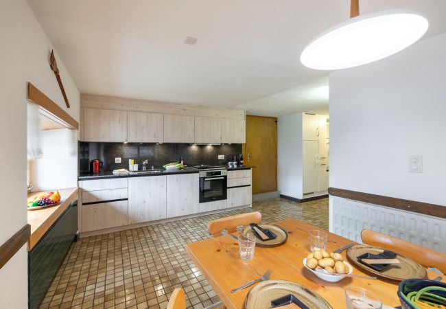 Ferienwohnung in Vnà - Chasa Moffa: Grosszügige 5.5-Zimmer Wohnung in Vnà mit Panoramaaussicht und eigener Sauna Ferienwohnung in Vnà - Chasa Moffa: Grosszügige 5.5-Zimmer Wohnung in Vnà mit Panoramaaussicht und eigener Sauna